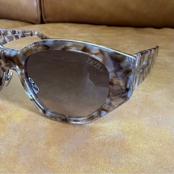 Dezi Charge It Sunglasses - Picture 3 of 11